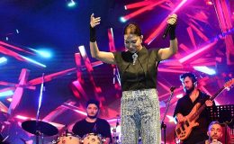 Ebru Yaşar’dan Büyüleyici Sahne Performansı: Hastalığa İnat!
