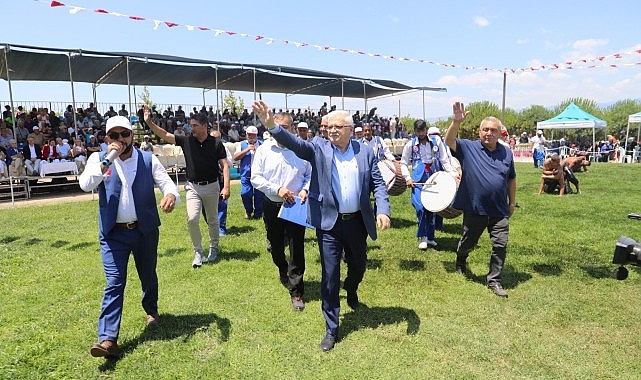 burhaniye-belediyesinin-duzenledigi-ve-bu-yil-8-kez-gerceklestirilecek-olan-burhaniye-kizikli-yagli-pehlivan-ddZvHQux.jpg